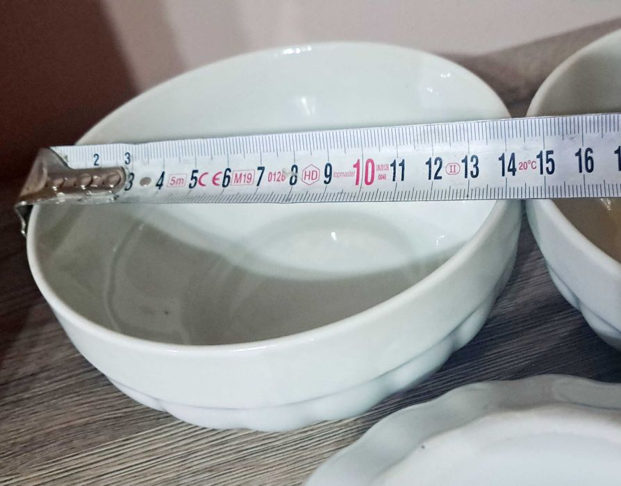 Ретро бели купи и чинии