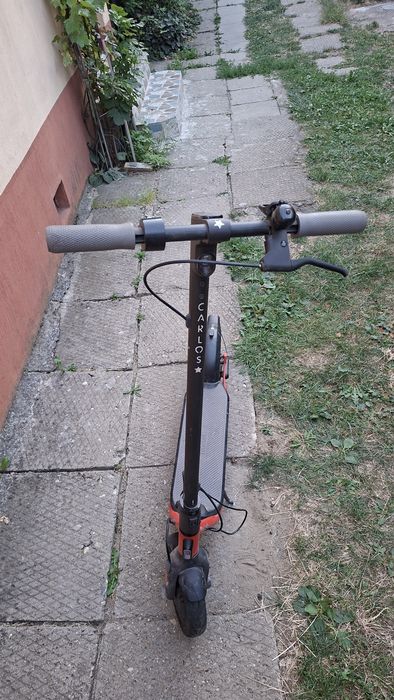Trotineta electrica Nineboot funcționează bine starea se vede in poze a fost achiziționată pentru baiat dar având 12 ani nu are voie sa conducă...