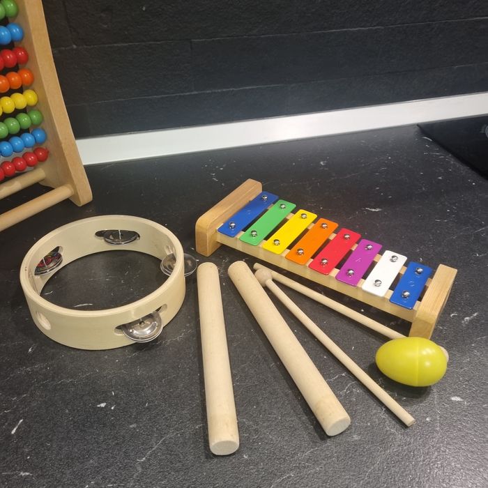 Instrumente muzicale și abac din lemn