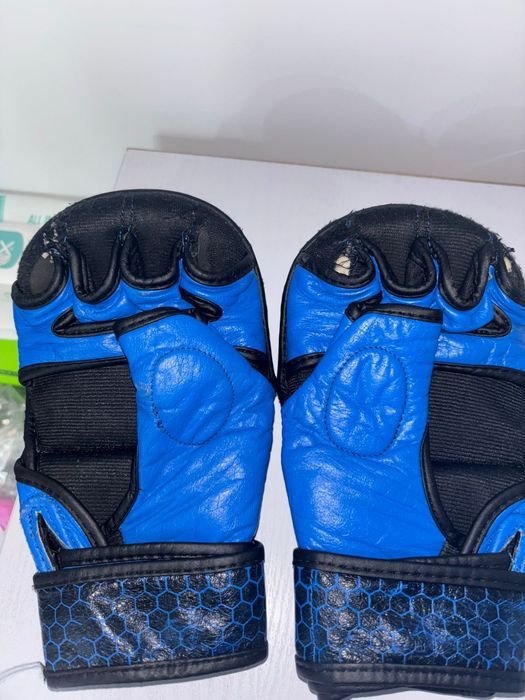 Перчатки ,футты,шлем