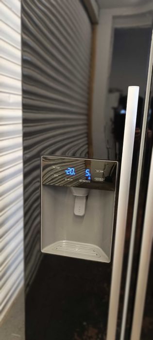 Продавам двукрилен хладилник