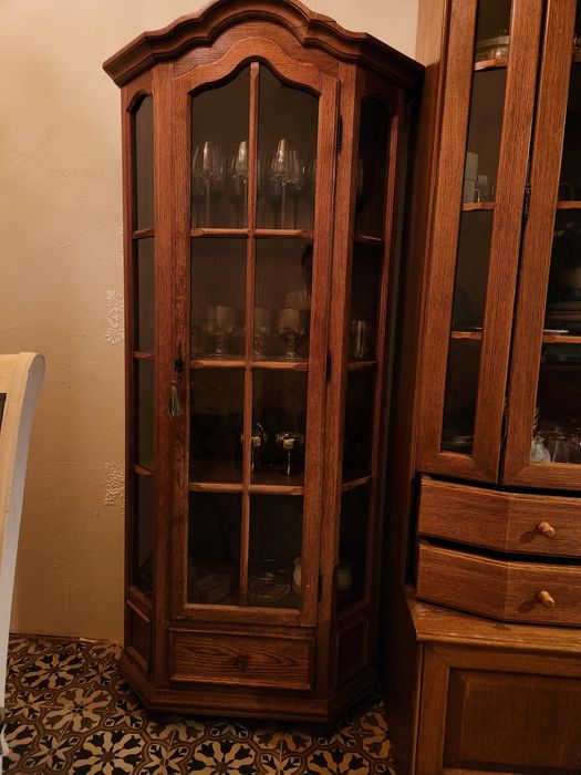 Дубовая ветрина и буфет в меловом оттенке