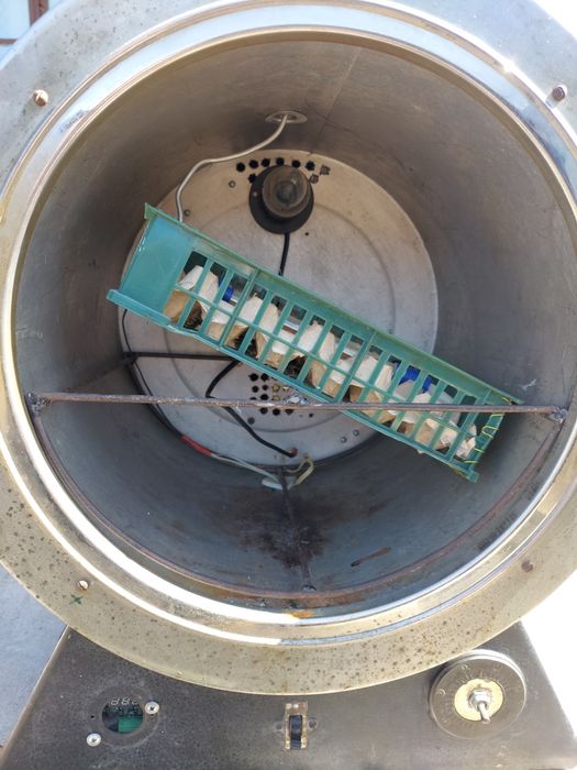 Продаётся инкубатор,,поворот ручной