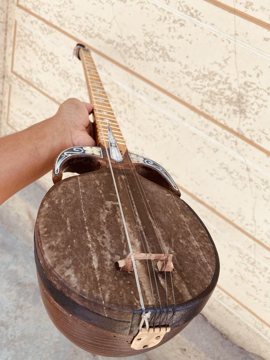 Qashqar Rubob sotiladi 40 yillik