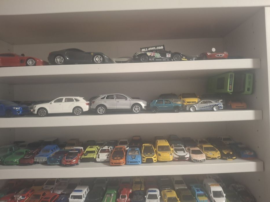 Продавам колекция малки и големи колшчки ( hot wheels,  majorete, matchbox, burajo и др)