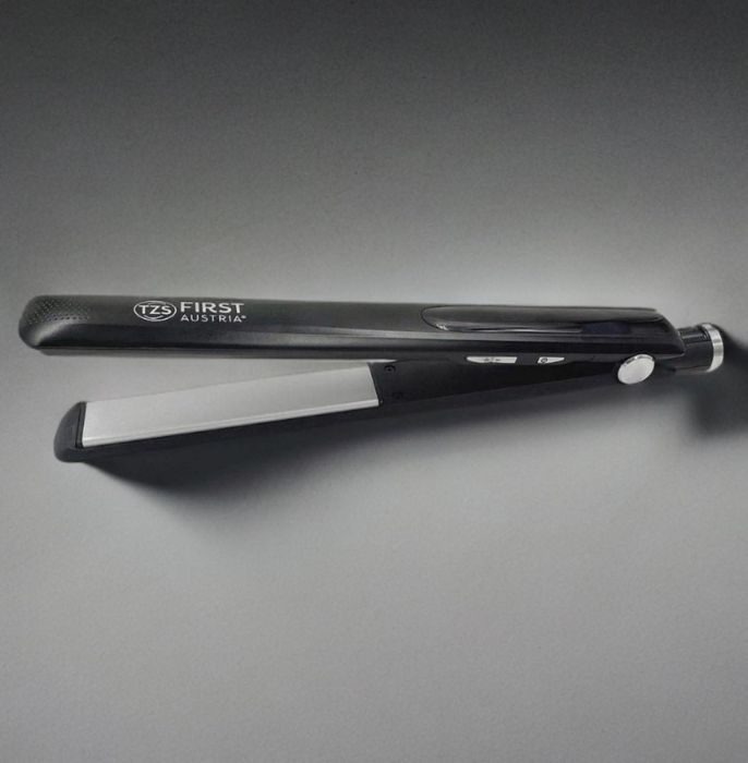 Преса за коса FIRST  с мощност 45W и керамично покритие