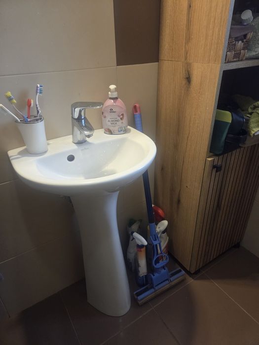 Lavoar alb baie, 44.5cm, cu piedestal ceramica.  in stare foarte buna.