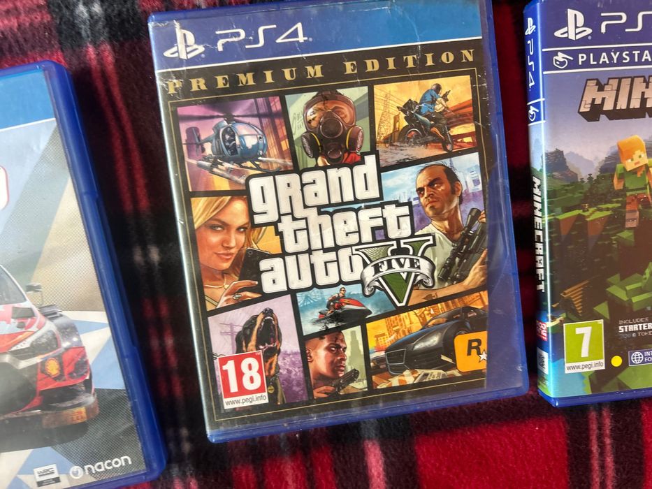 PS4 с два джойстика и шест игри