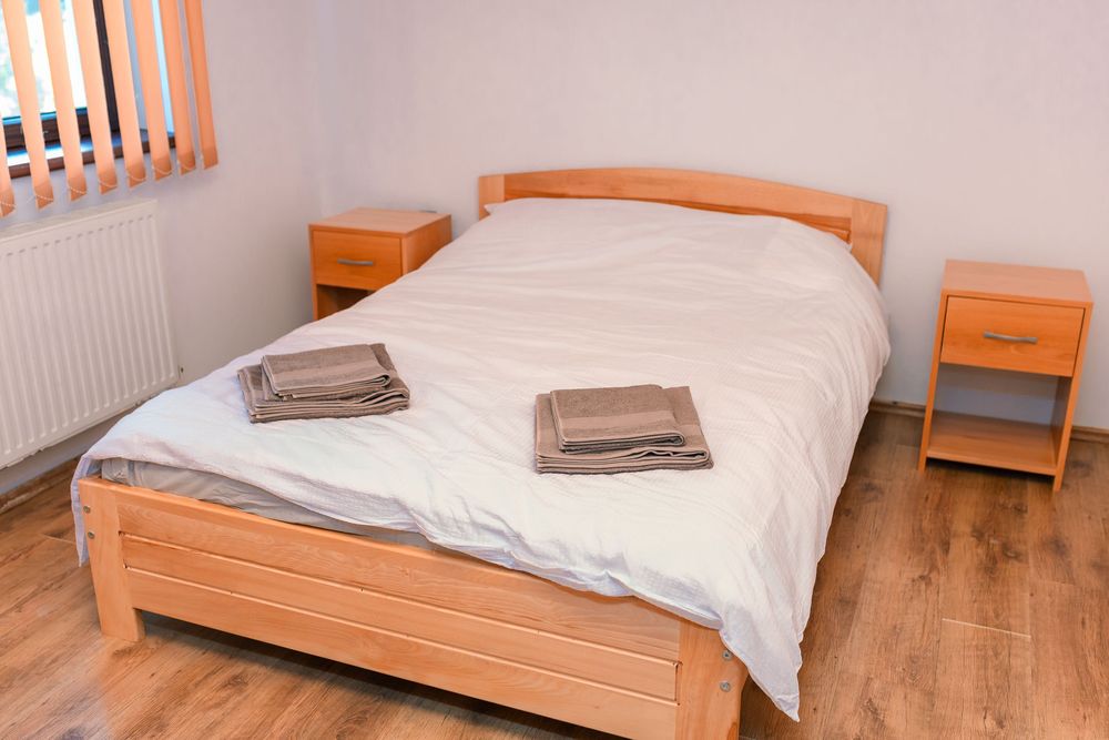 Cabana de inchiriat cu piscina si ciubar din lemn