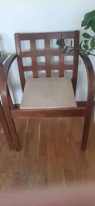 Продаются 2 кресла  деревянные компактные б/у