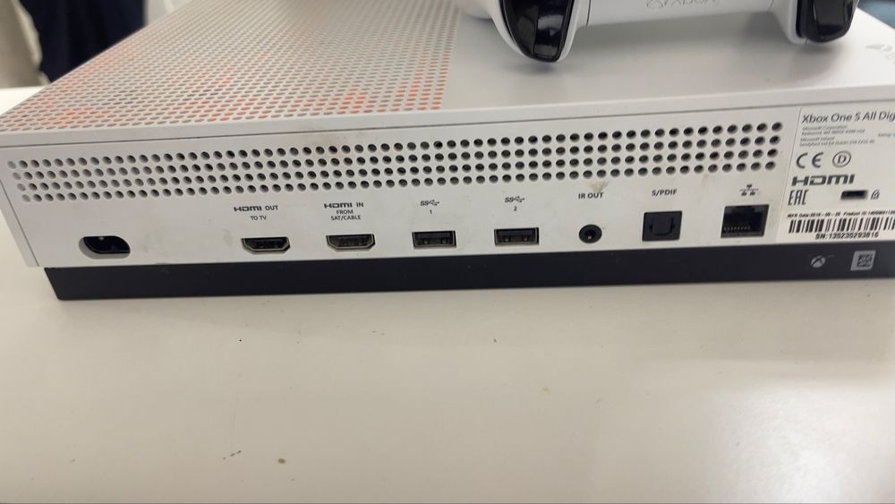 Продаю игровую консоль XBOX