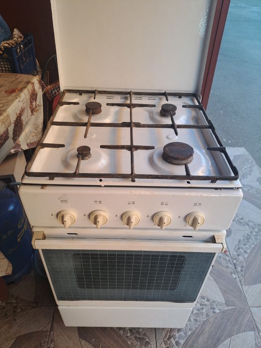 Vand aragaz cu 4 ochiuri si cuptor stare impecabila de functionare