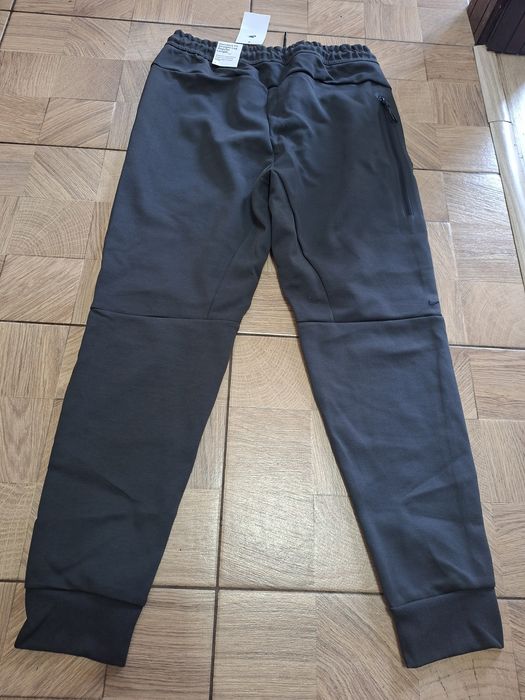 Pantaloni Nike pentru bărbați ,nou cu etichetă,de culoare gri