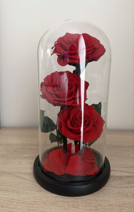 Вечни рози в стъкленица