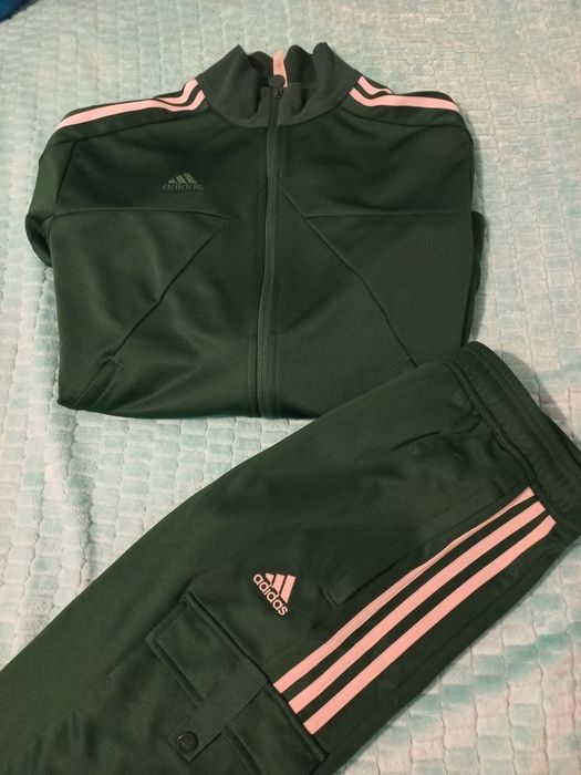 Vând trenig adidas