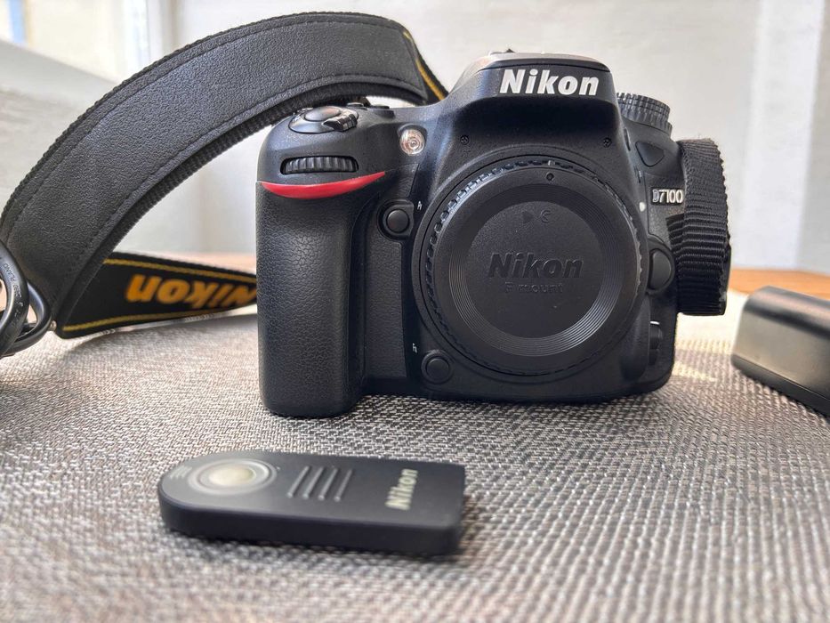 фотоапарат Nikon D7100 (тяло)
