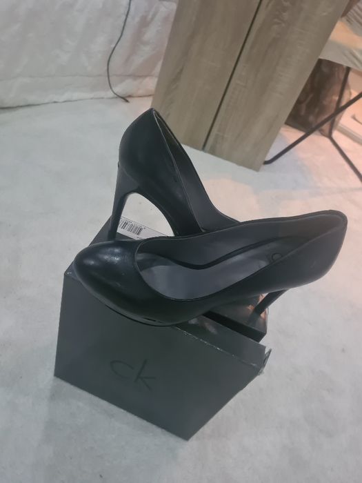 Pantofi noi cu toc de firma.