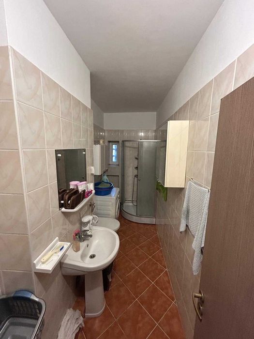 Vând apartament camere..