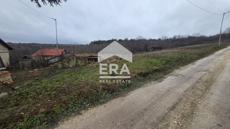 Ъглов парцел за продажба с одобрен ПУП , ведно с  едноетажна постройка