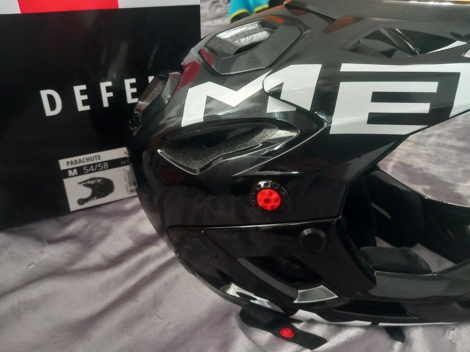 Каска MET PARACHUTE чисто нова