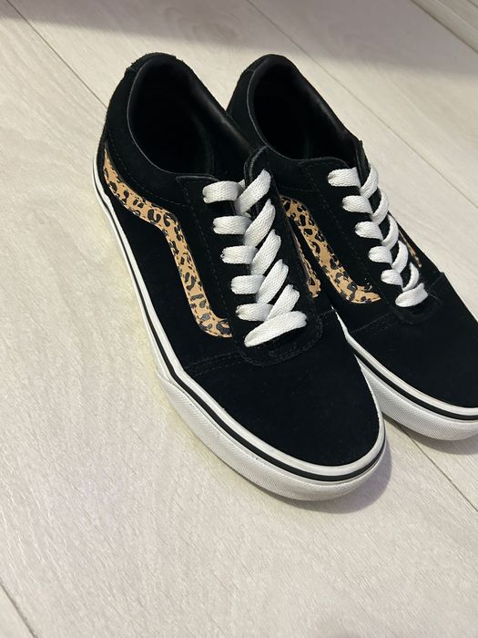 Vand vans pentru fete
