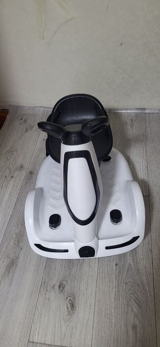 Детская машинка на пульте, заряжается на зарядке.