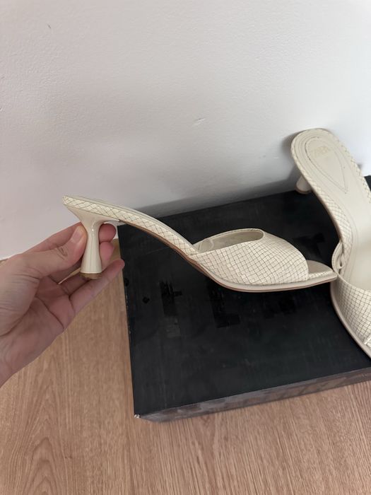 Стильные босоножки zara