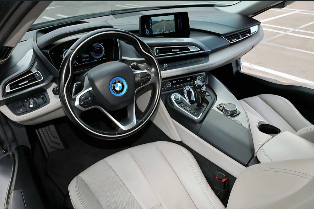 Bmw i8-Plug in Hibrid 374 Cp  Variante