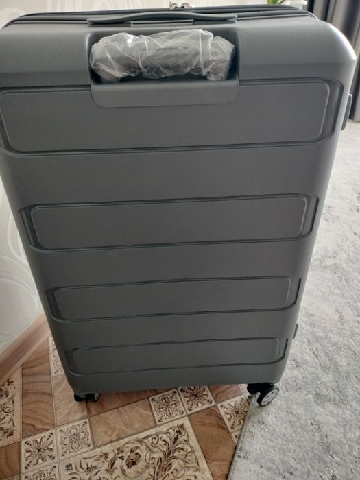Продам чемодан на колёсах