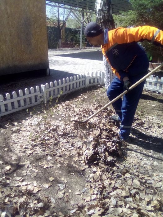 Услуги разнорабочих уборка территории Копаем траншей огороды и т.д ...