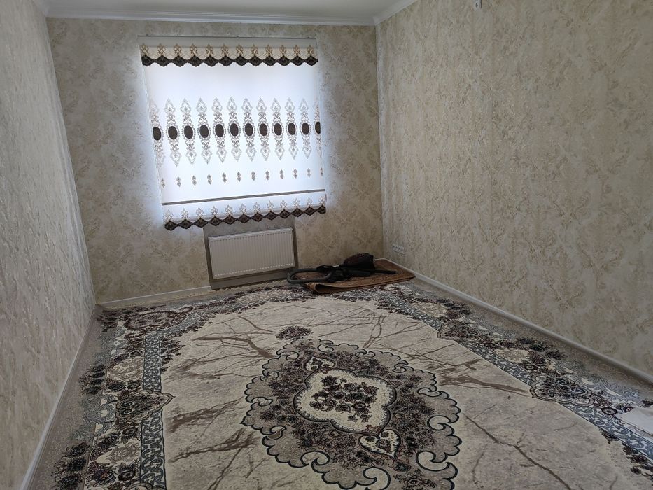 Yangi g'ishtli uy. Hali hech kim yashamagan.