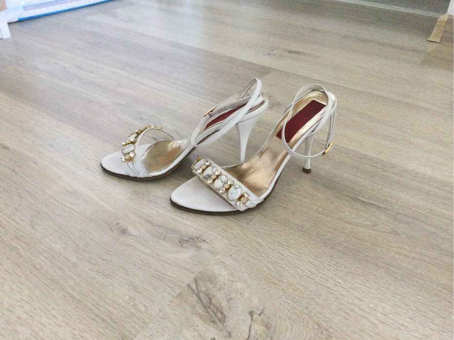 Sandale albe din piele, cu pietre Swarovski, marimea 35