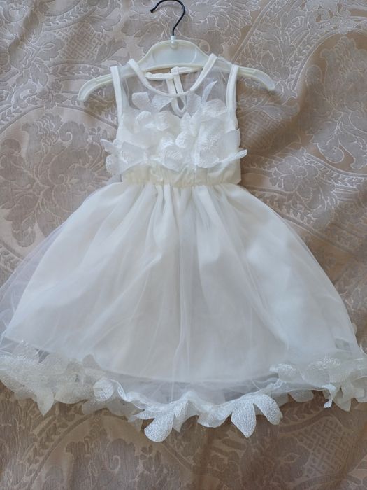 Белое платье .подойдет 9-12 месяцев