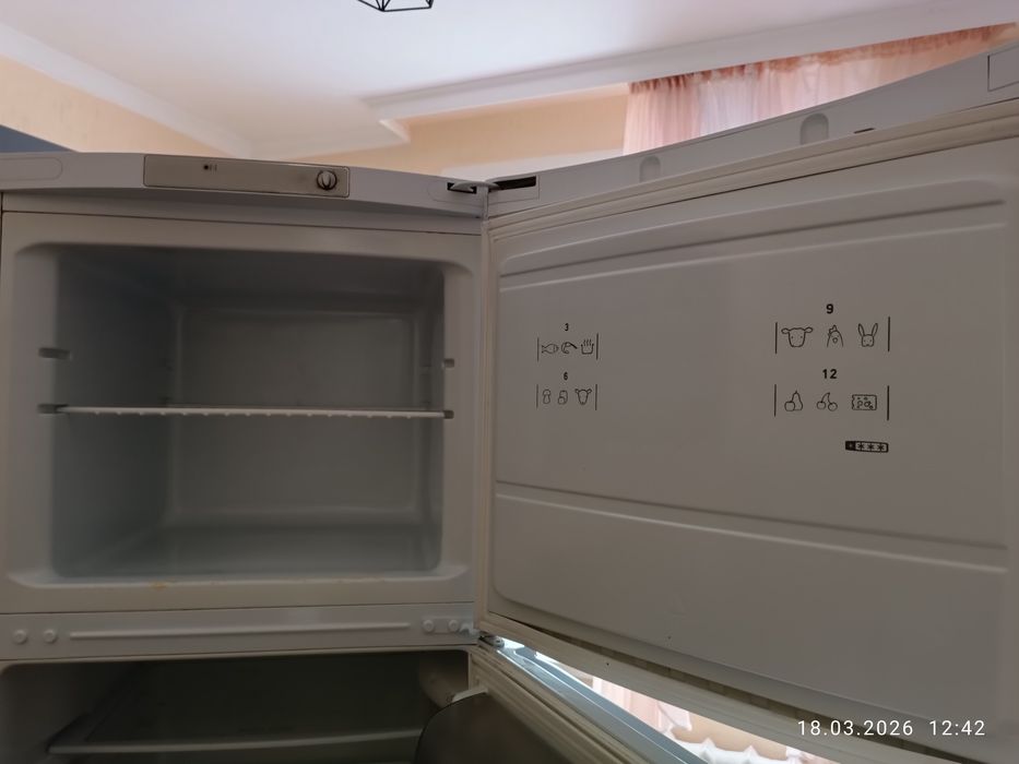 Холодильник Ariston б/у
