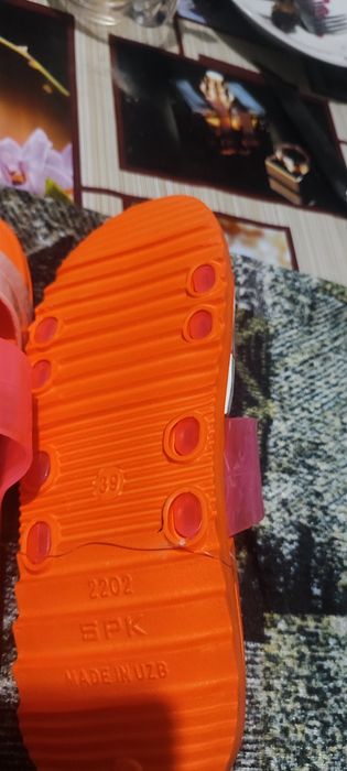 Резиновые шлепки.