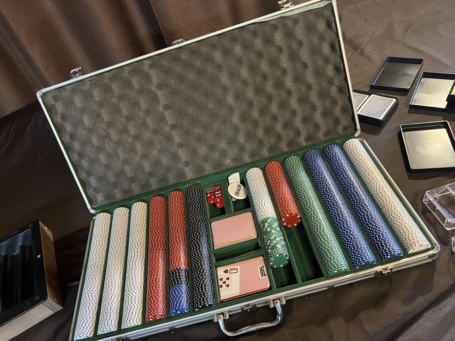 Професионална маса за покер с комплект чипове