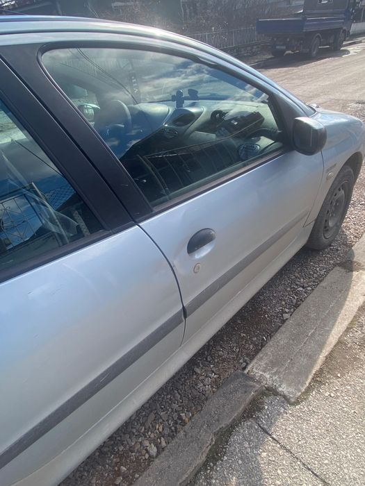 Продавам колата си поради проблеми