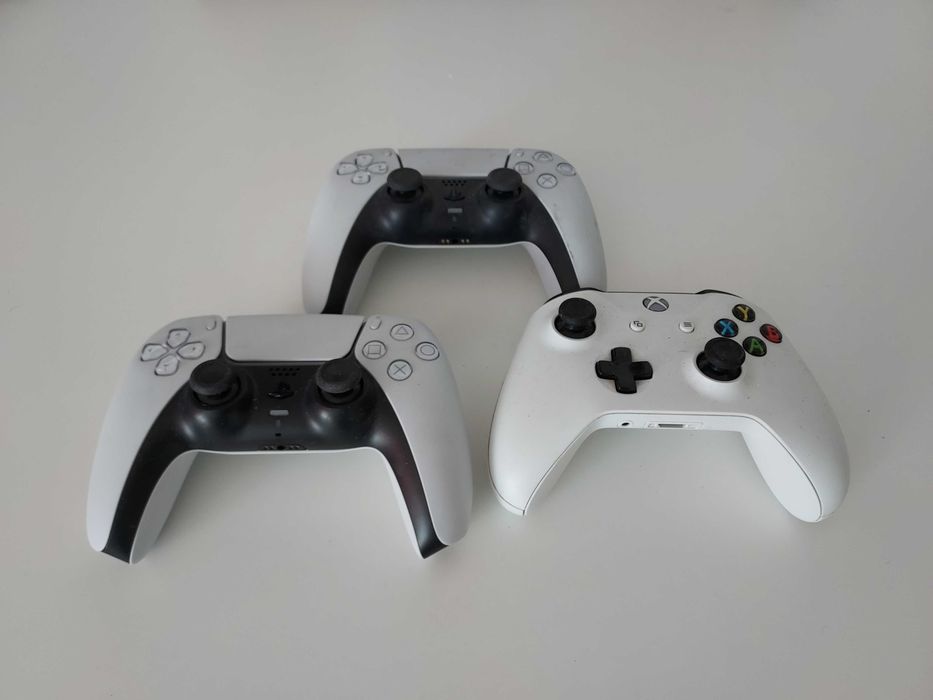 Console Sony PlayStation 5 + Microsoft Xbox One X cu 3 Controllere