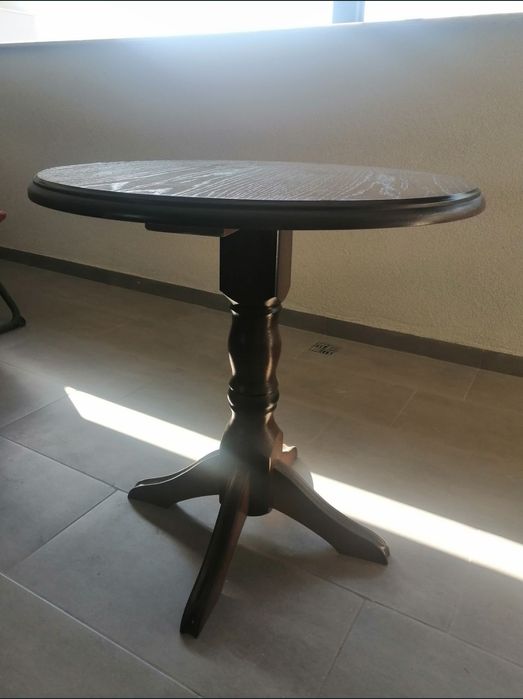 Masă rotundă din lemn masiv