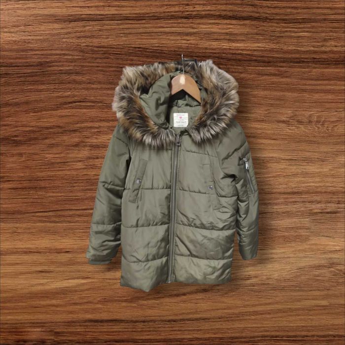 Geacă Groasă de Iarnă Puffer Primark cu Glugă și Blăniță, Verde Oliv – Mărimea 152 (11-12 Ani) | Second Hand Premium 59,00Lei
