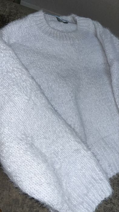 Светлый вязаный свитер