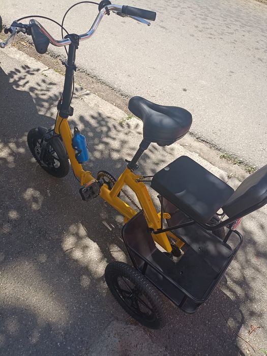 Vând tricicleta cu 3 roti