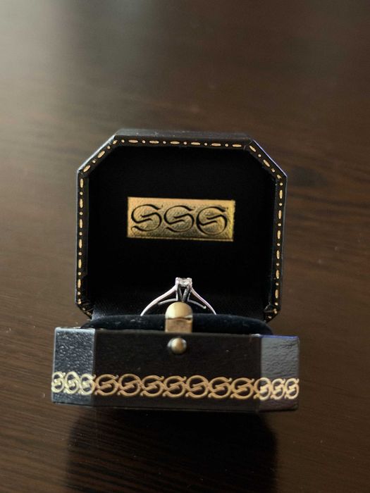 Годежен пръстен SSG – 14К бяло злато, диамант 0.13 ct G/SI, сертификат