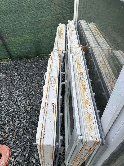 Geamuri termopan cu grilaj de metal