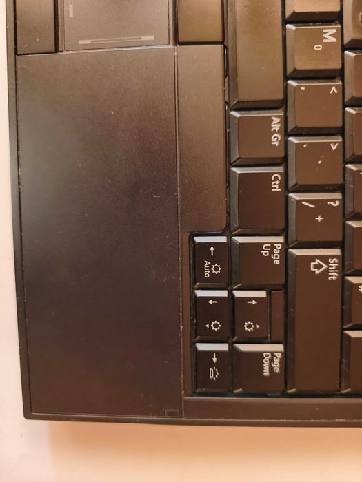 Лаптоп dell latitude e4300 4b/ 250gb подсветка на клавиатура, здрава батерия