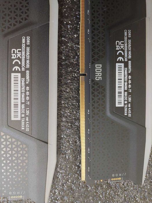 32GB DDR5 6000MT/s CL40 - Corsair Vengance RGB (XMP)