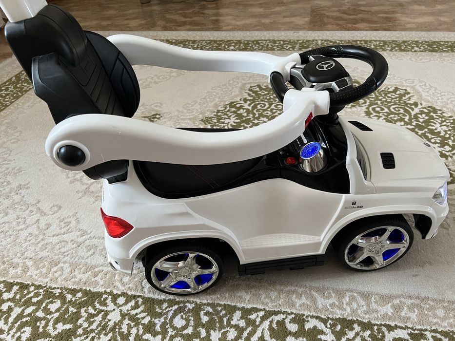 Машинка толокар с родительской ручкой