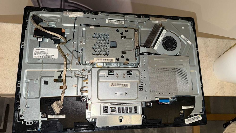 Компютър HP  pavilion all in one 23 q101ns touchscreen  ЗА ЧАСТИ