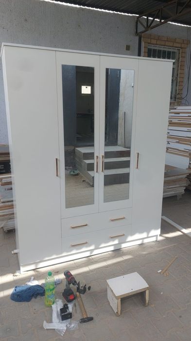 Шкаф ұш есікты, төрт есікті