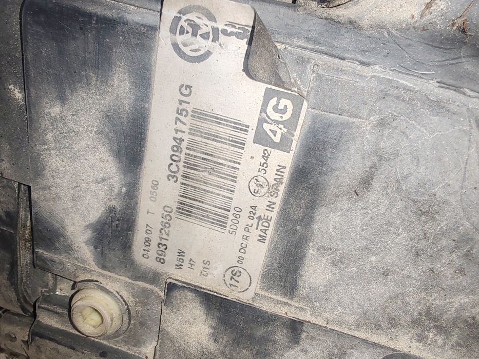 Vând far bixenon  Passat B6 partea dreapta
